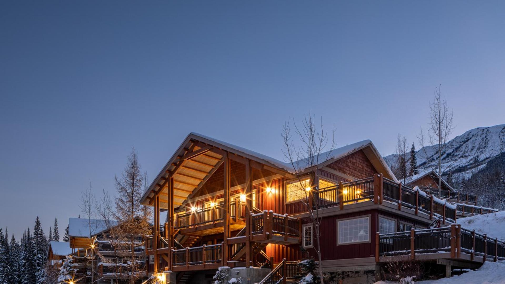 Lush Mountain Accommodations Golden Exterior photo