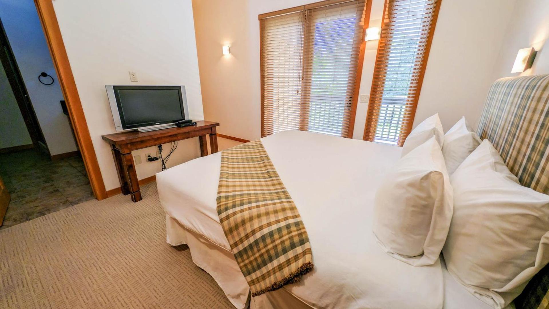 Lush Mountain Accommodations Golden Room photo