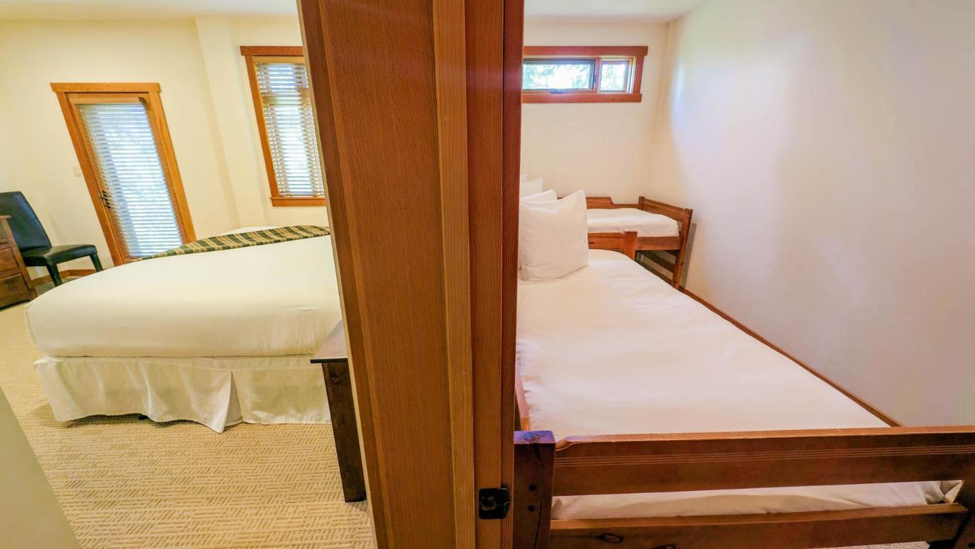 Lush Mountain Accommodations Golden Room photo