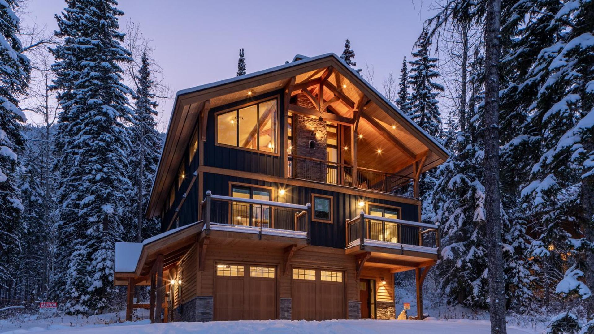 Lush Mountain Accommodations Golden Exterior photo