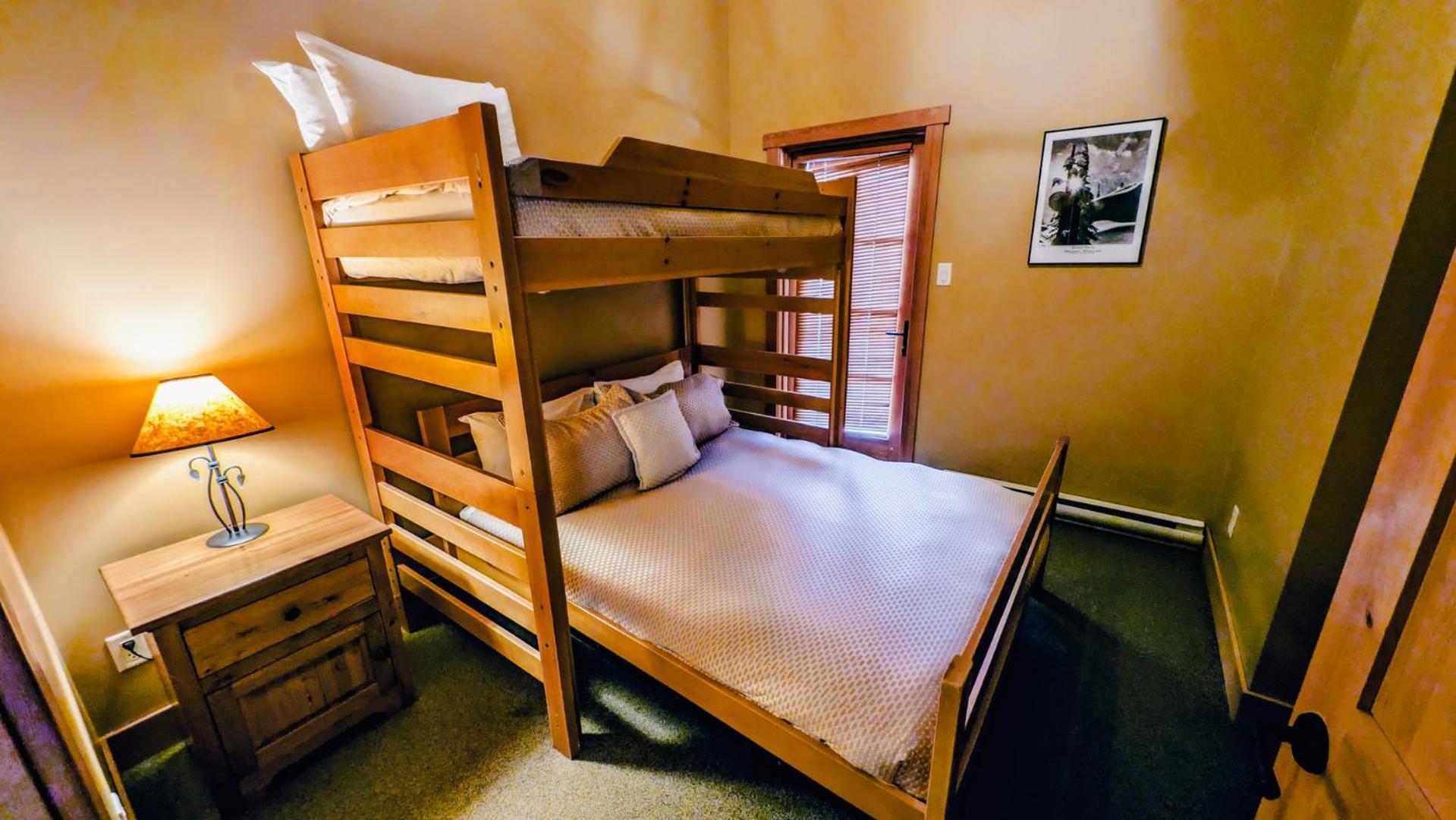 Lush Mountain Accommodations Golden Room photo