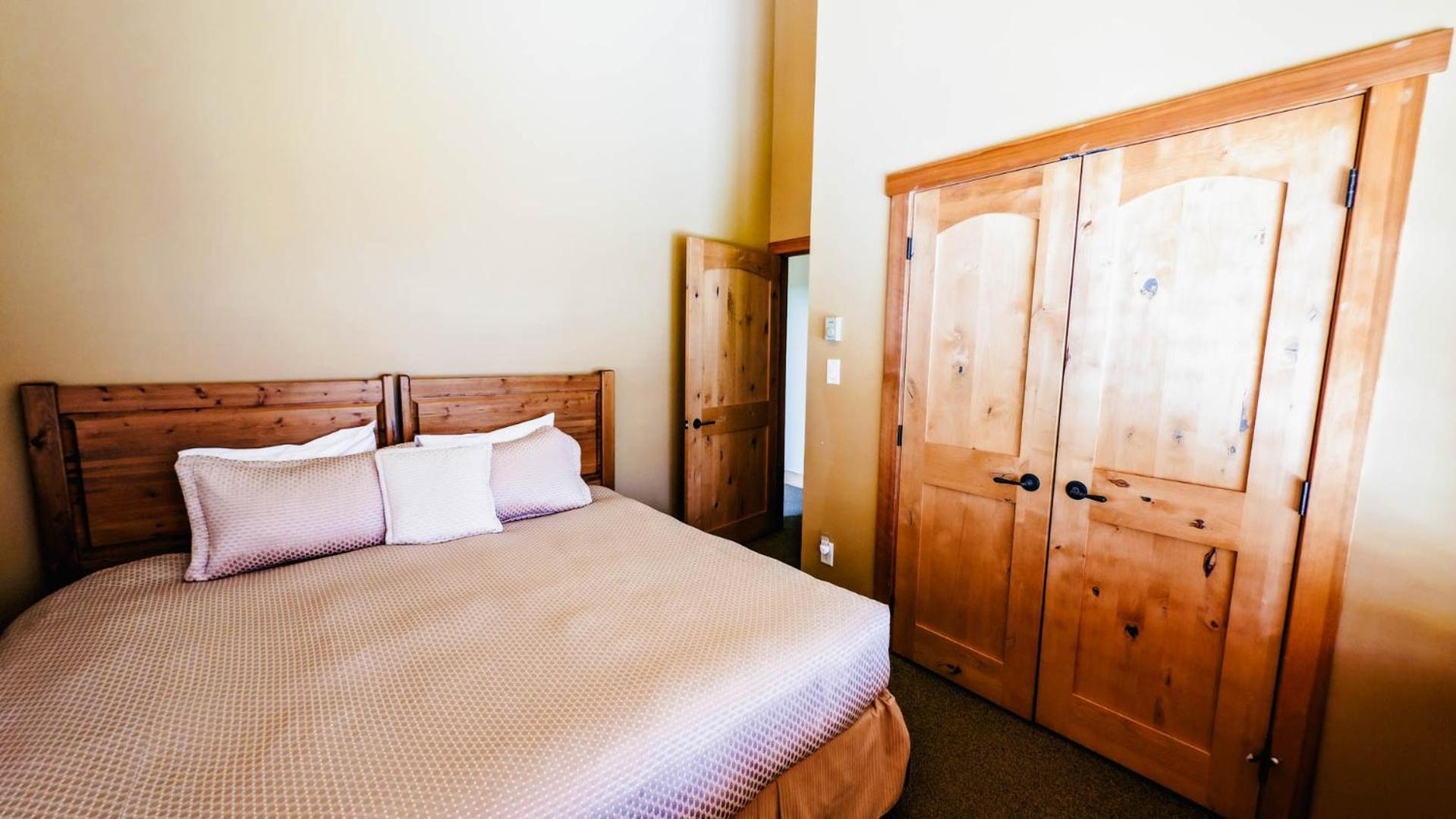 Lush Mountain Accommodations Golden Room photo