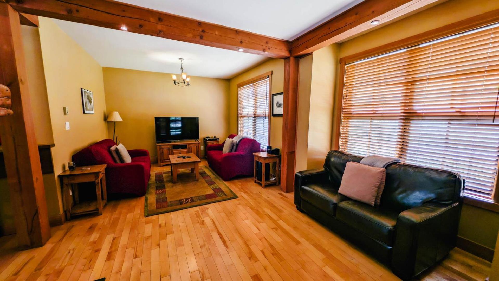 Lush Mountain Accommodations Golden Room photo