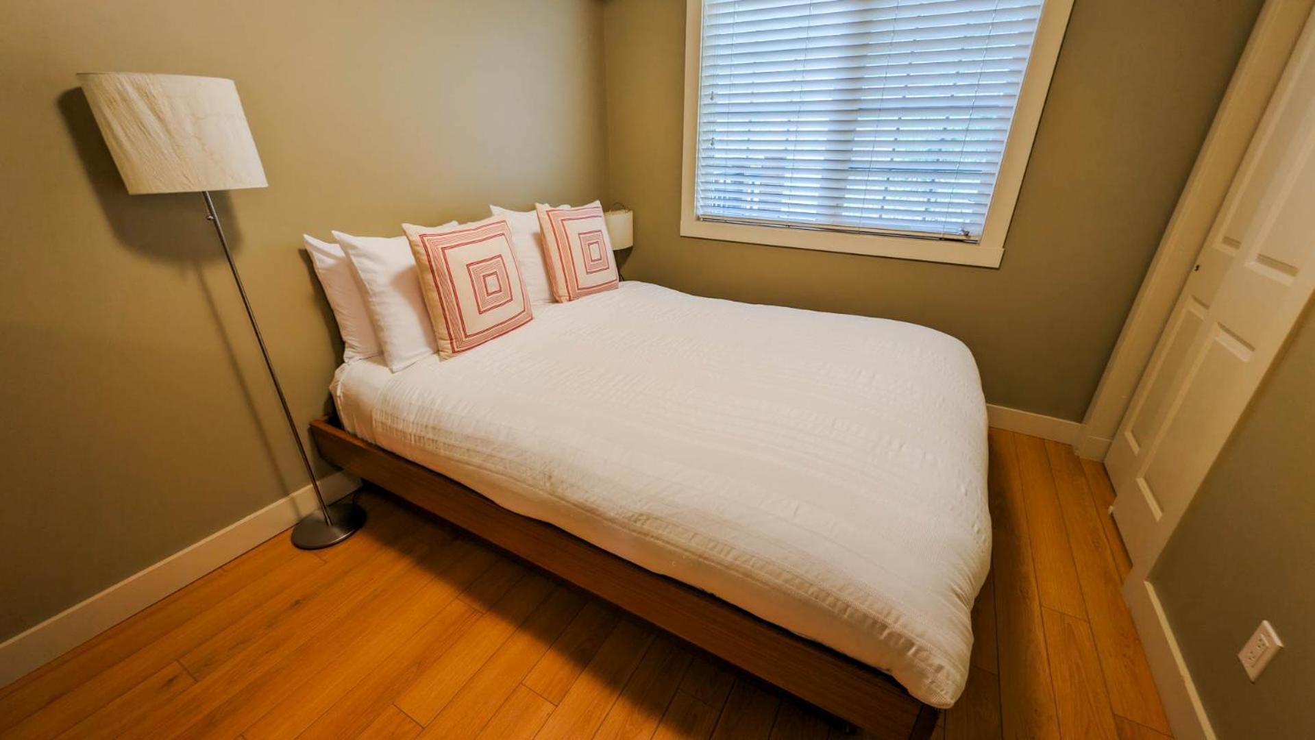 Lush Mountain Accommodations Golden Room photo
