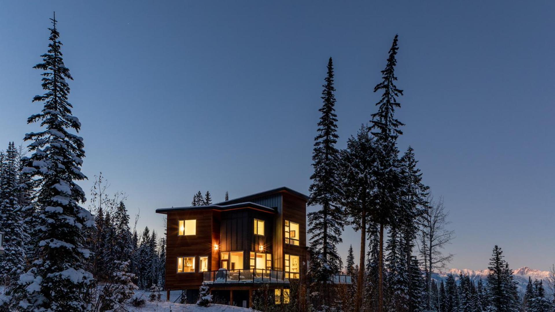 Lush Mountain Accommodations Golden Exterior photo
